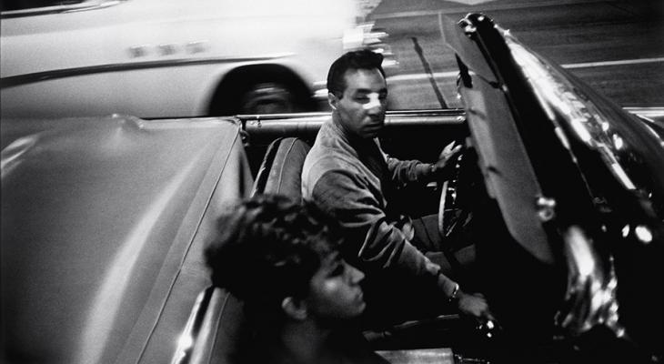 Garry Winogrand photo of two people in a convertible