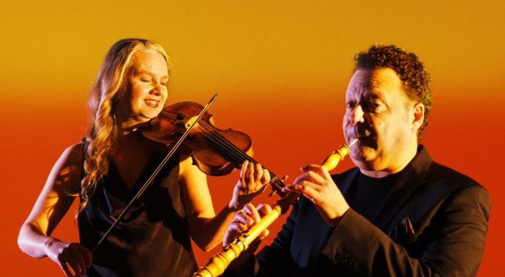 Tafelmusik duo playing music