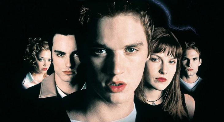 Devon Sawa in front of the cast of Final Destination