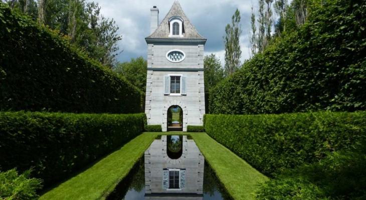 Garden with a building