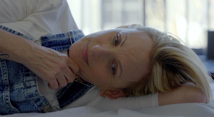 Marlee Matlin laying down on a bed