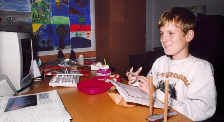 Mats Steen eats lunch at his home desk.