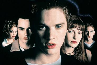Devon Sawa in front of the cast of Final Destination