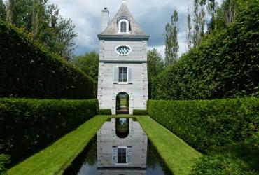 Garden with a building