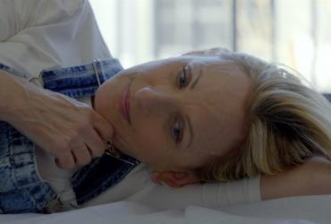 Marlee Matlin laying down on a bed